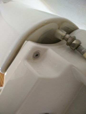 Toilet løber cisterne åbnes skruer