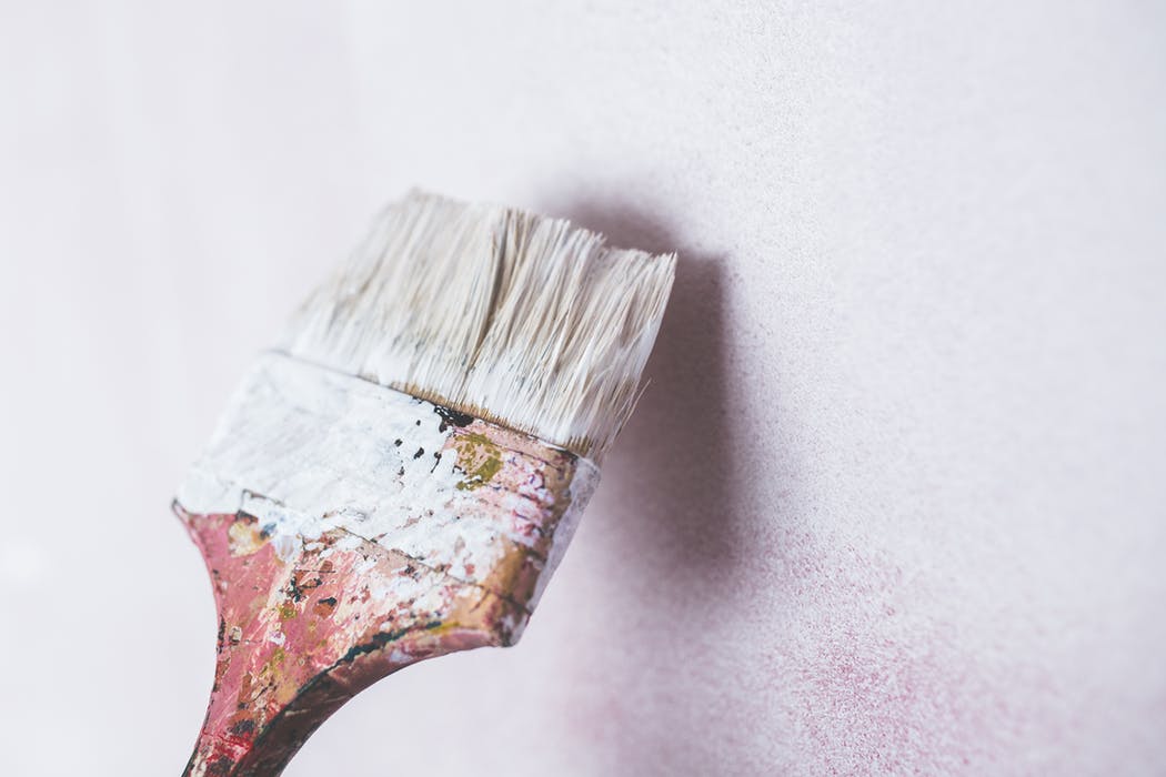 Slip for selv at male væggene med hjælp fra en professionel maler