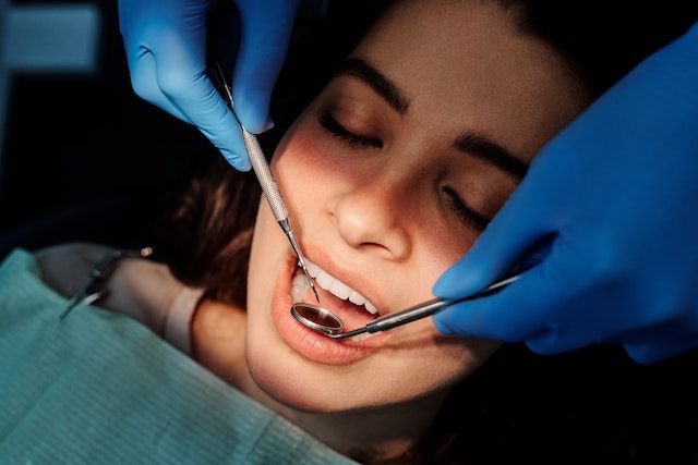Rådet til kvinden, der har alt: gå til tandlægen – Tandpleje tæt på Amagers hjerte griber dig!